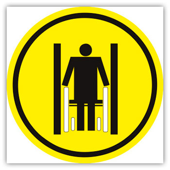 Визуальный предупреждающий знак «Ограниченная ширина прохода», ДС71 (пластик 2 мм, 150х150 мм)